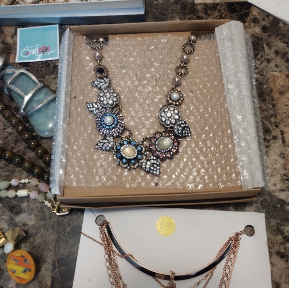 Jewelry Lot Necklaces, Bracelets, Earrings - Picture 5 of 8